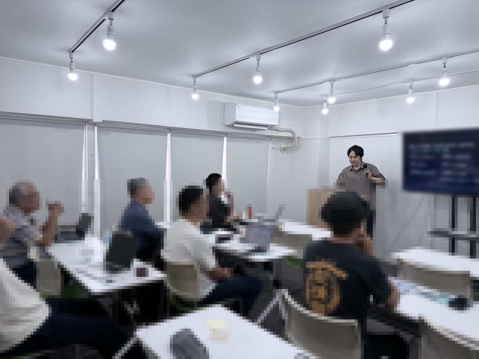 セミナー会場の様子 参加者部分はモザイク加工 投影画面はぼかし加工済み